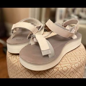 Tevas flatform white